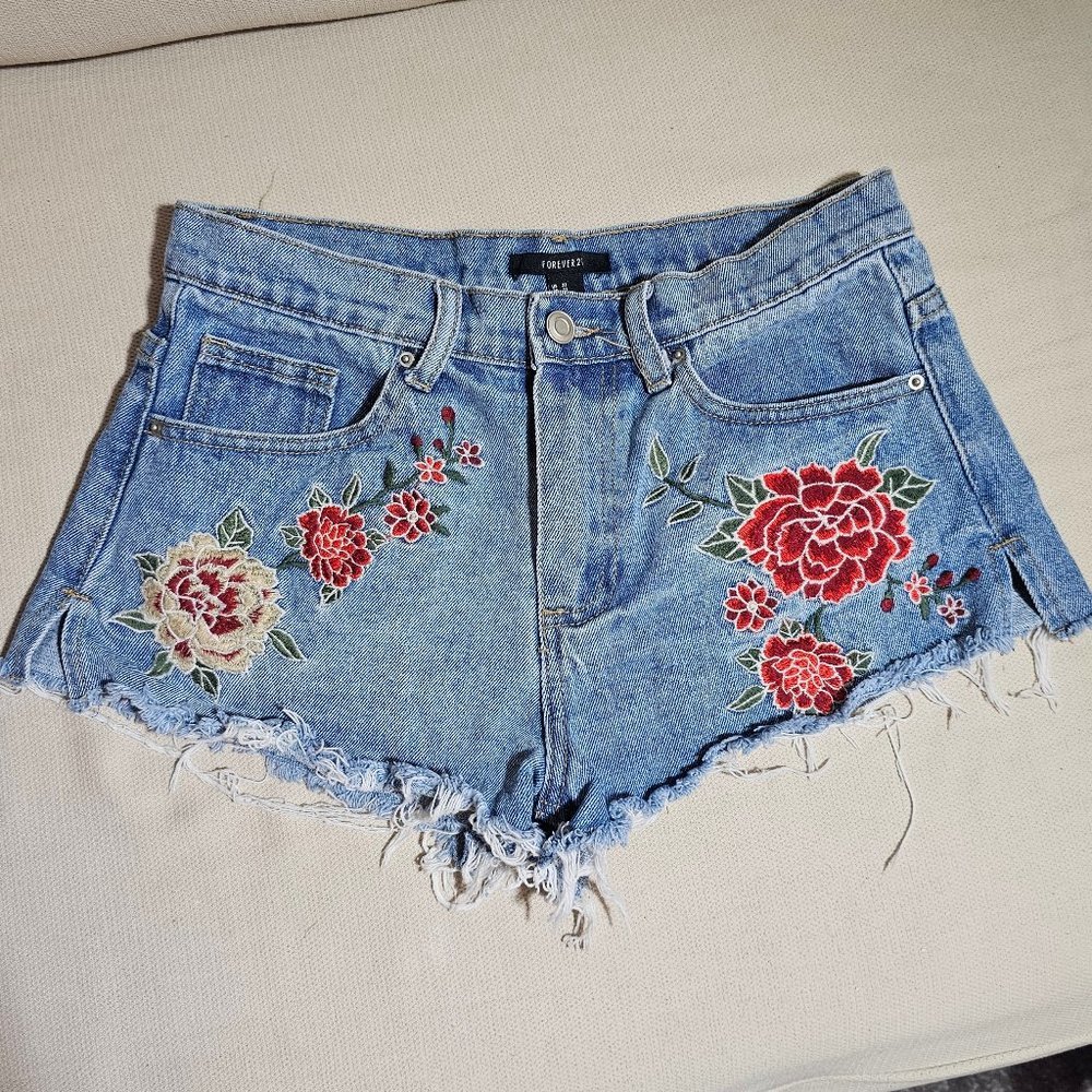 Forever 21 Floral Embroidered Cut-Off Frayed Hem Denim Short Shorts - Size 27